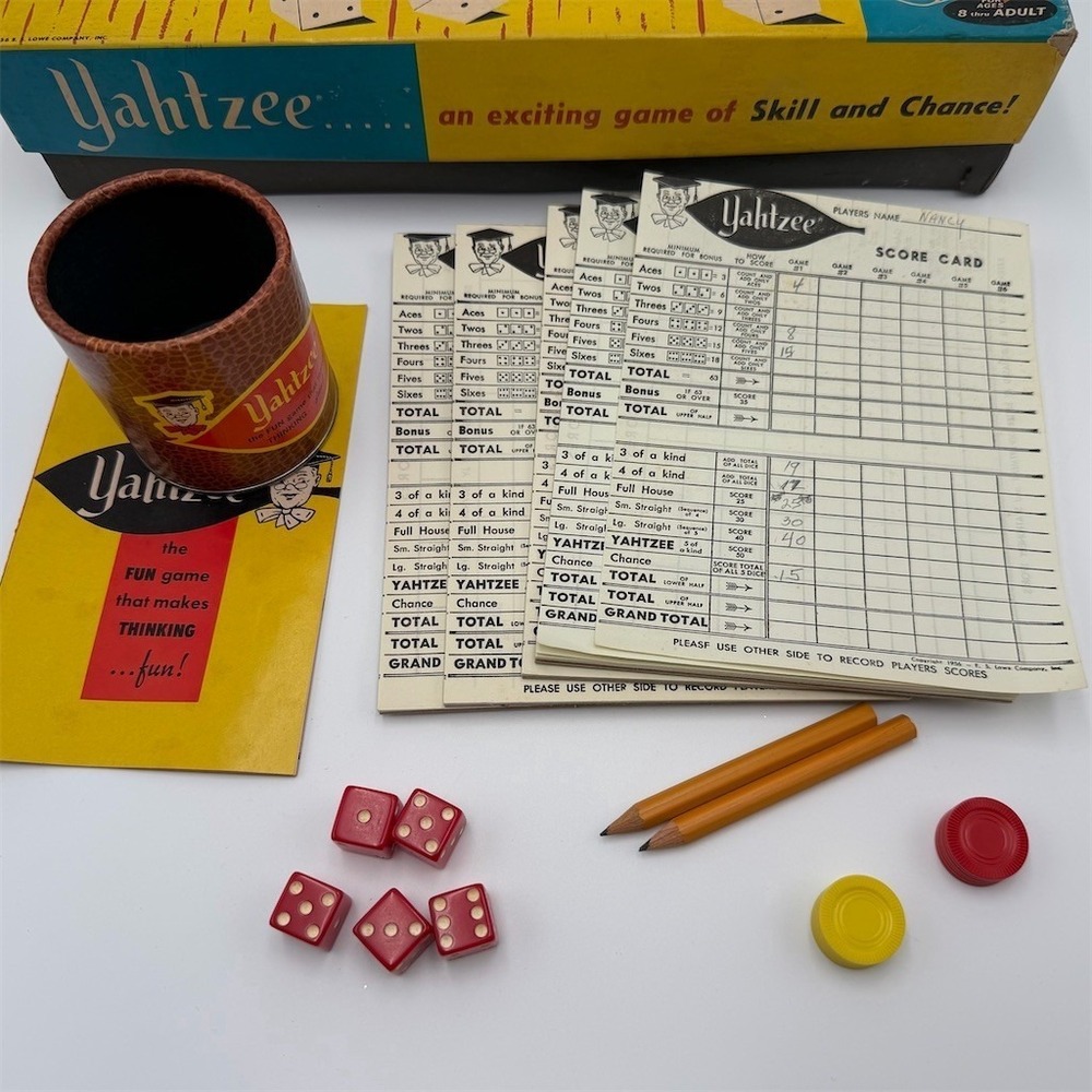 Vintage‎ Yahtzee Dice Game Complete Set w/ Dice Cup Chips Score Pads & - Picture 3 of 5